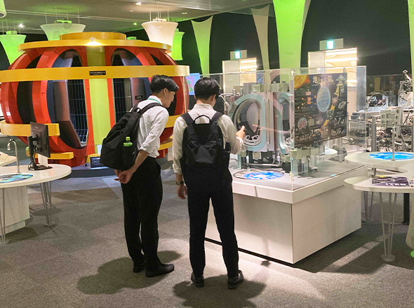 展示場　見学風景
