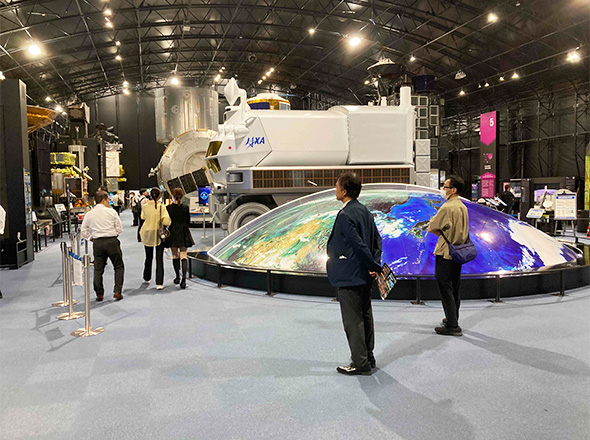 展示館スペースドーム　見学風景景