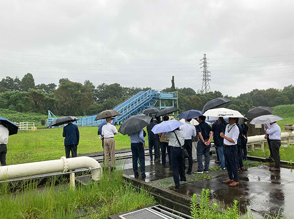 大型降雨実験施設　見学風景