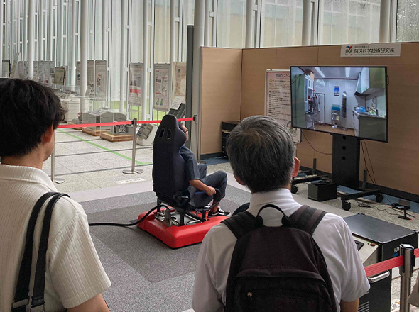 地震動シミュレーター体験・見学風景